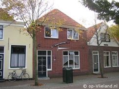 pension in de dorpsstraat van Vlieland