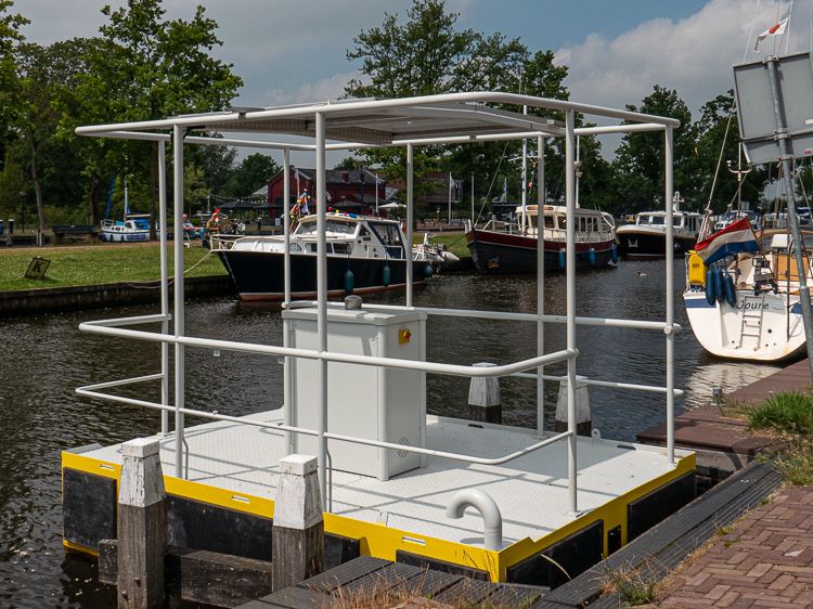 Het veer ligt tussen de boten