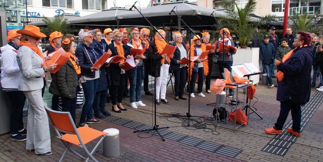 Foto van het oranjekoor tijdens Koningsdag Zoetermeer 2019.