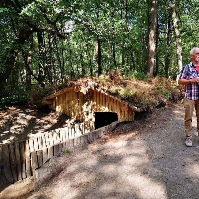 Verscholen Dorp hut met gids