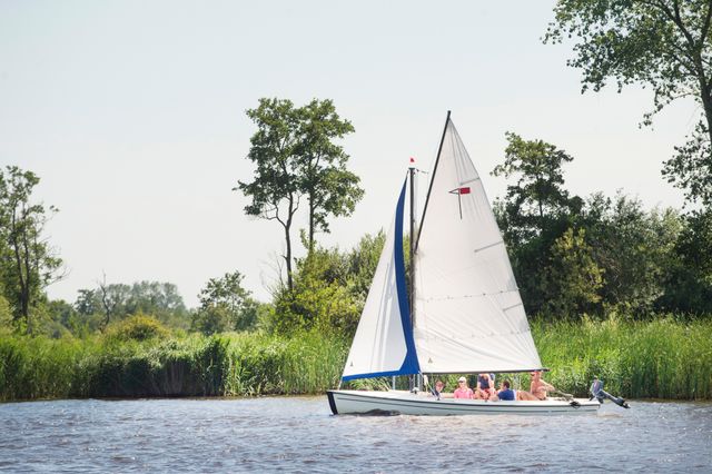 Zeilboot op het water.