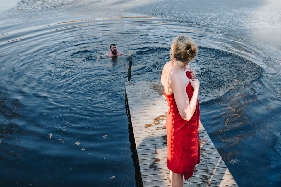 een man en een vrouw aan het winterzwemmen