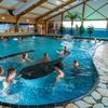 Ontdek ons zwembad met reuze glijbaan, stroom versnelling, whirlpool en onze grote waterspeeltuin