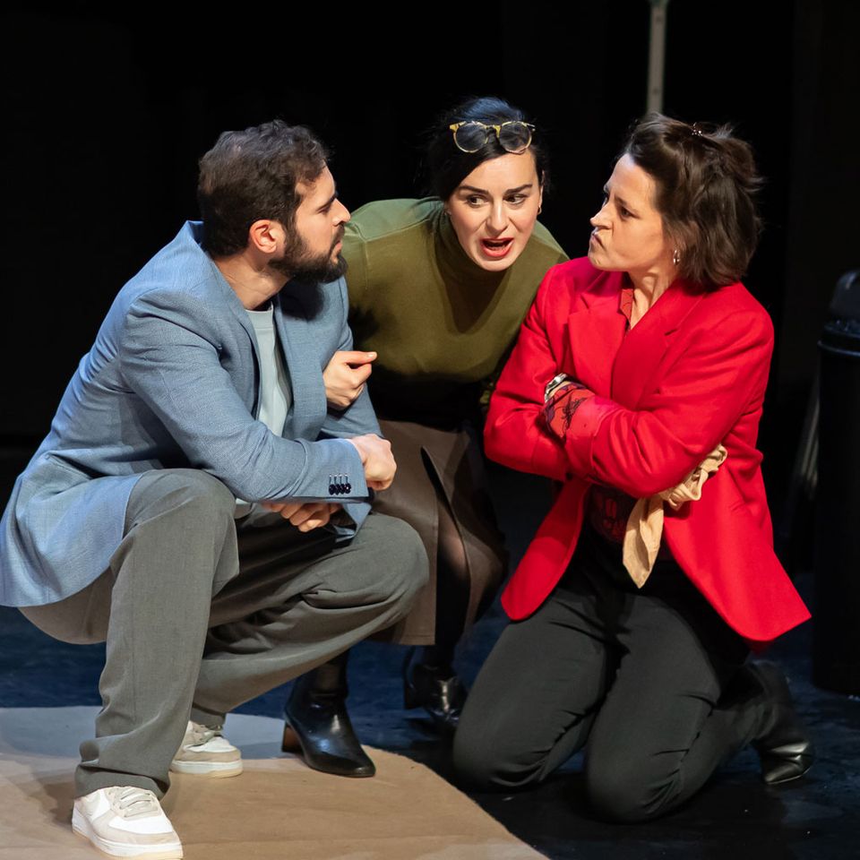 Drie mensen die in een groepje praten