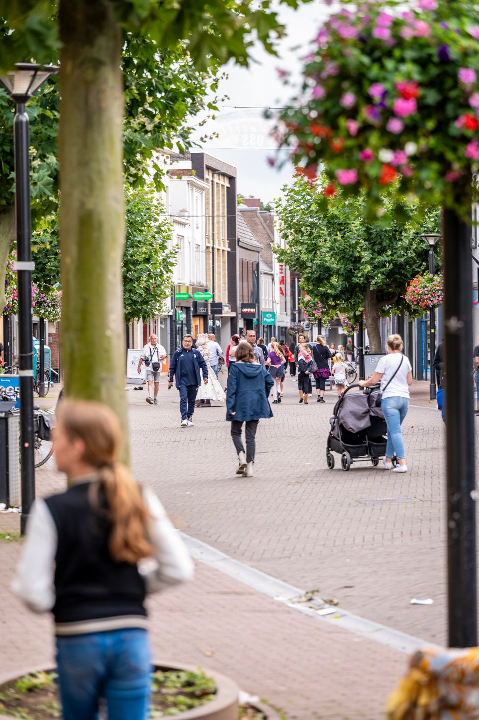 Mensen winkelen in het centrum van Oss