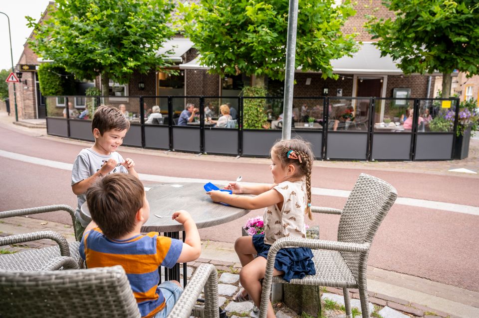 Kinderen eten ijsje op terras Megen
