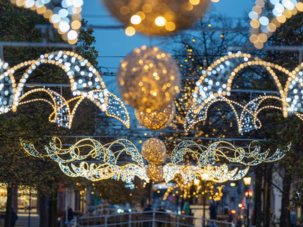 De grachten in het centrum van Delft verlicht tijdens Delft Verlicht