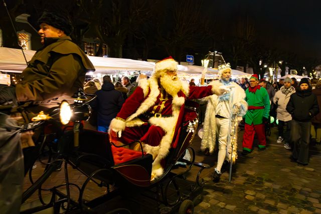Arrenslee met Kerstman en Winterkoning maakt een ritje door het centrum van Oisterwijk