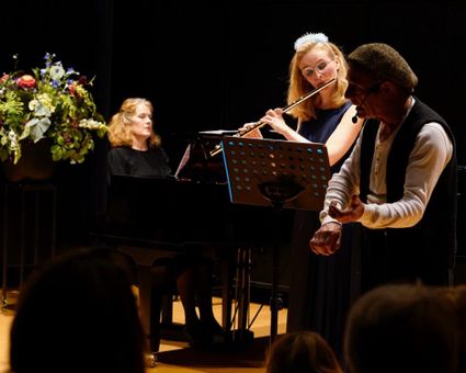 Frank Groothof op het podium met fluitiste Ingrid Geerlings