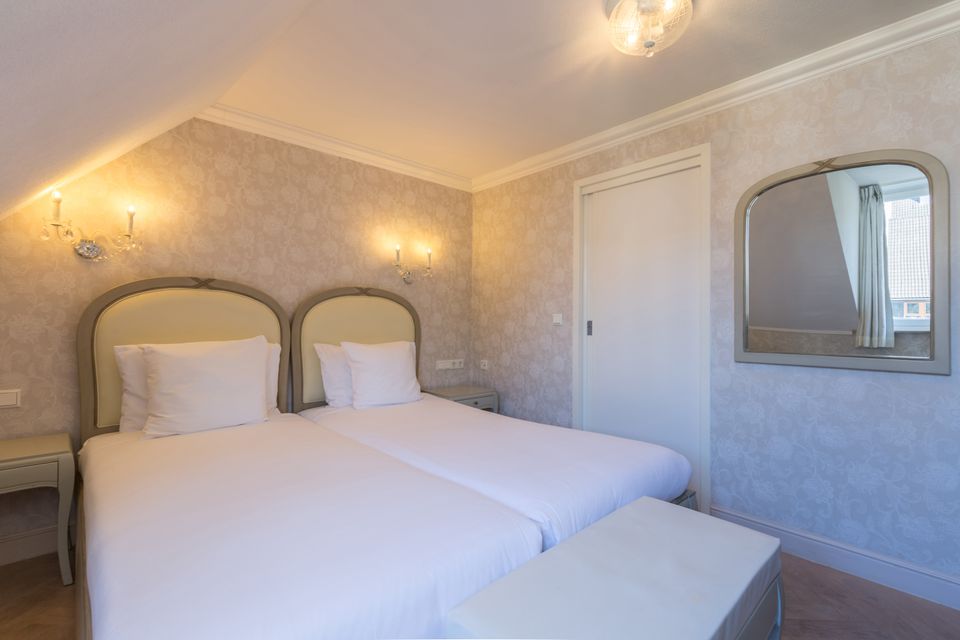 The Comfort rooms are stylishly furnished with characteristic features such as a beautiful chandelier. The comfort rooms are extremely comfortable and fully equipped with airco for example.