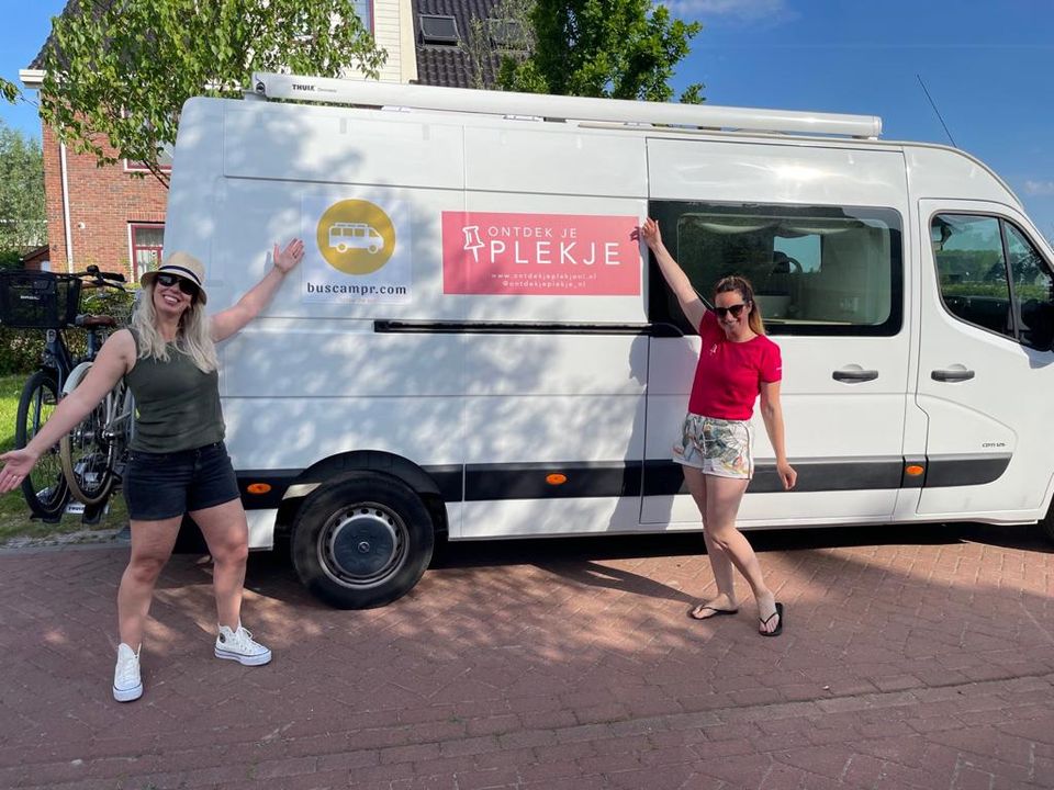 Lydia en Vera voor de camper tijdens de Camperelfstedentocht