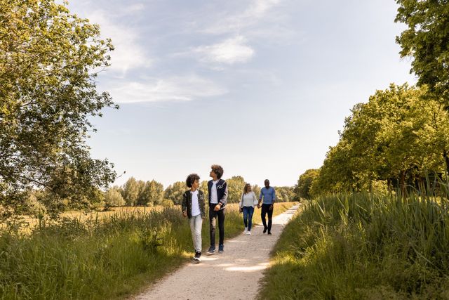 Gezin wandelt in Breda Markdal