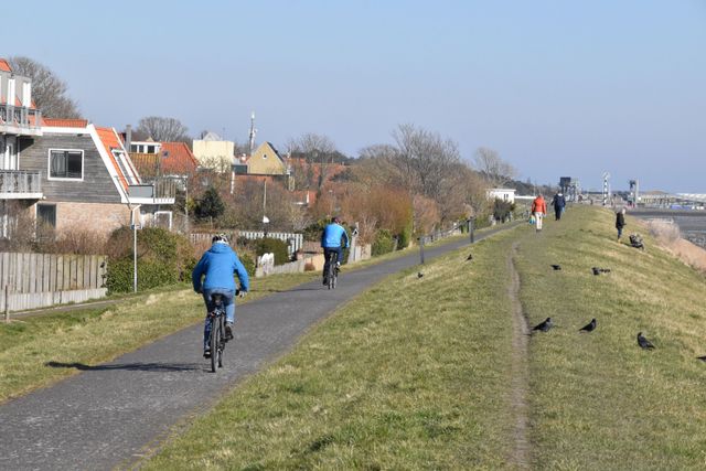 Vlieland Fietsers en wandelaars op Waddendijk voorjaar (klein)