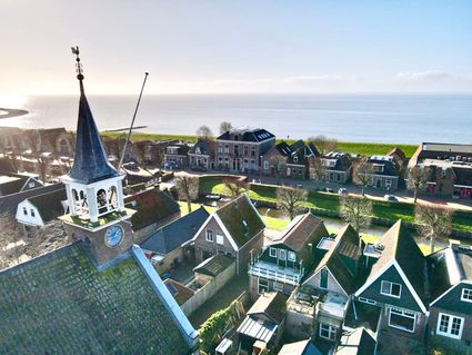 Stadhuis Stavoren + uitzicht over IJsselmeer