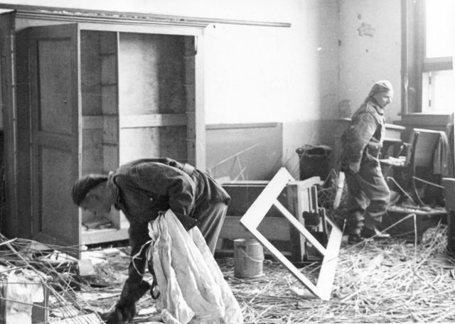 In 1945, a few Poles visited Driel. At the time, they were stationed in Germany, where they were part of the Allied occupying forces. Here they are looking at the havoc in the school.