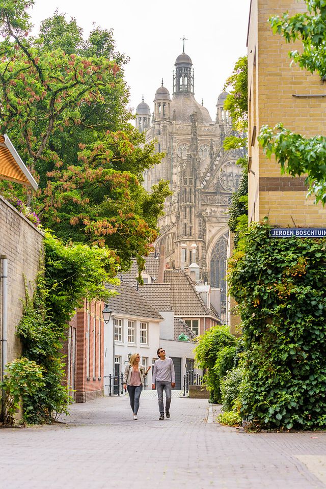 's-Hertogenbosch stelletje in steegje bij Sint-Janskathedraal