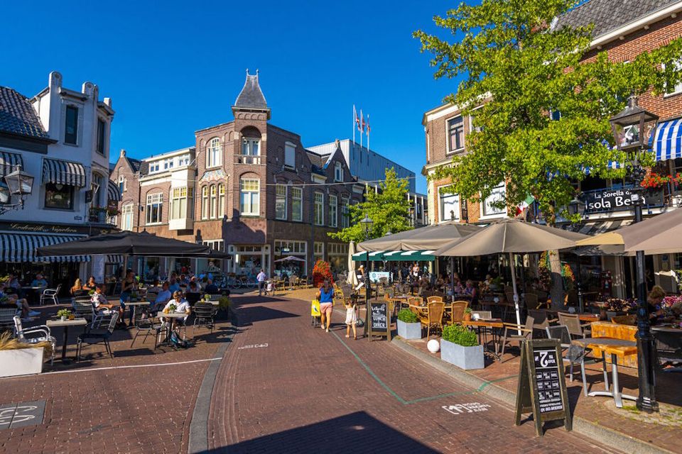 Terrassen mit Sonnenschirmen im Zentrum von Assen in Drenthe.