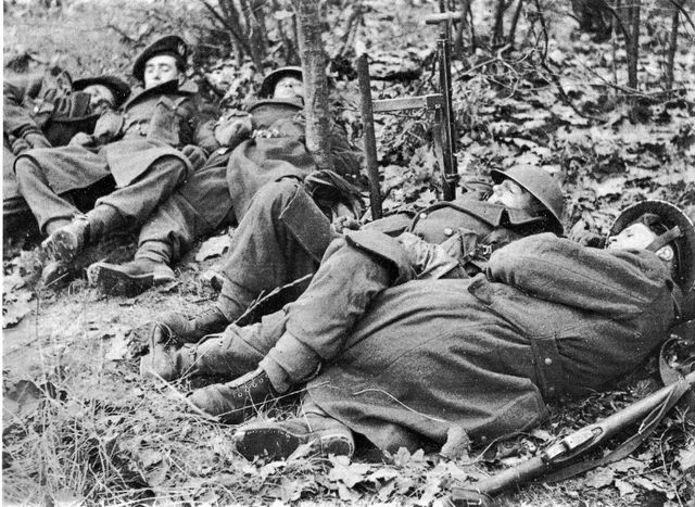 Soldaten in rust voor de aanval