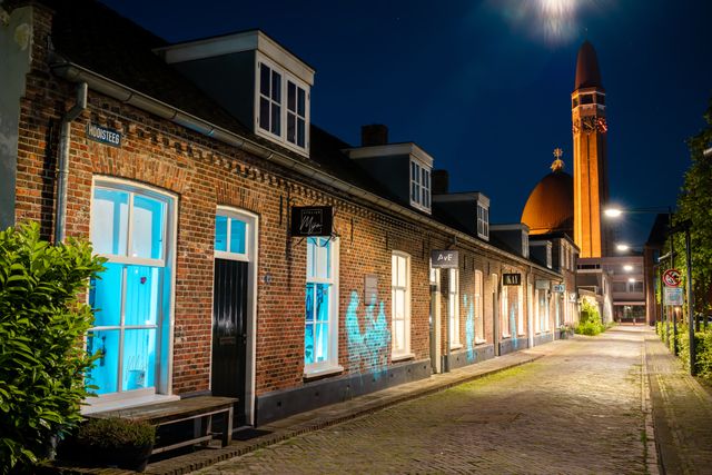 Der Hooisteeg im Dunkeln, Teil der Wet Blue Route in Waalwijk