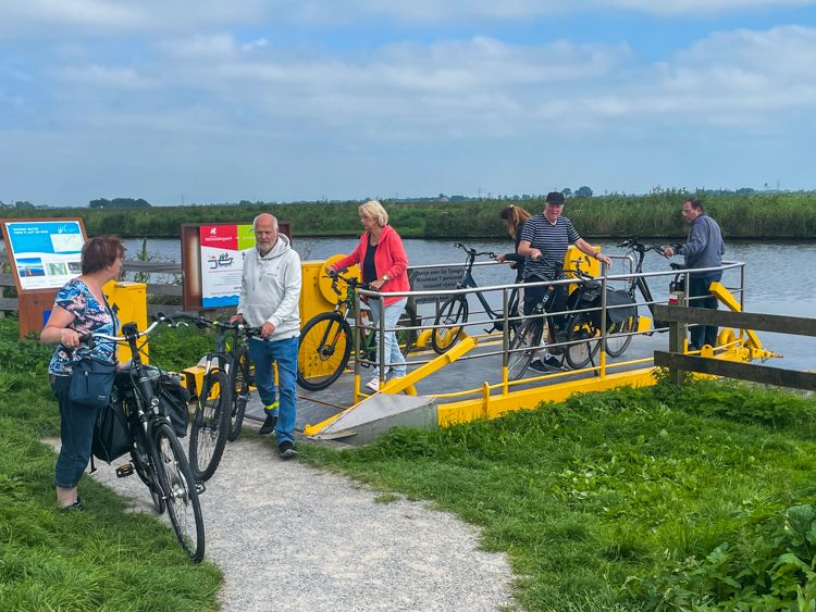 De pont af aan de zijde van Rotstergaast