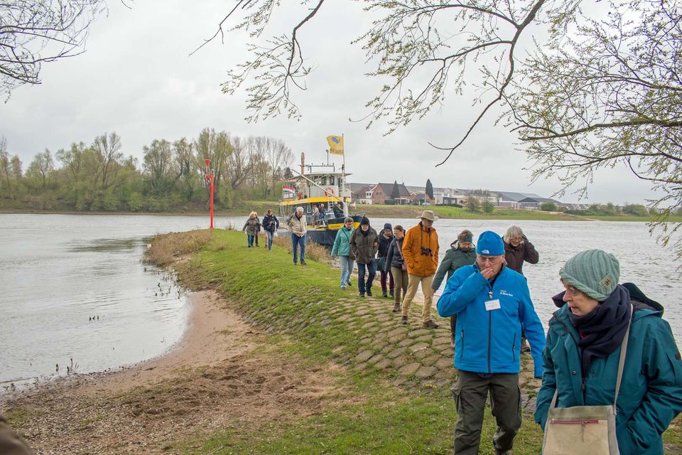 Passagiers verlaten De Blauwe Bever voor wandelexcursie in het gebied.