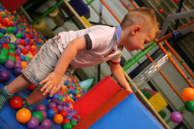Een jongetje speelt in de ballenbak van Monkey Town Indoor Speelparadijs in Purmerend.