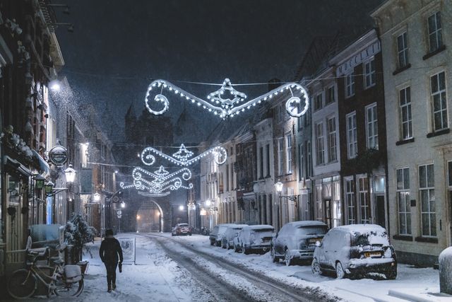 Een besneeuwde Lievevrouwenstraat met de Gevangenpoort aan het einde.