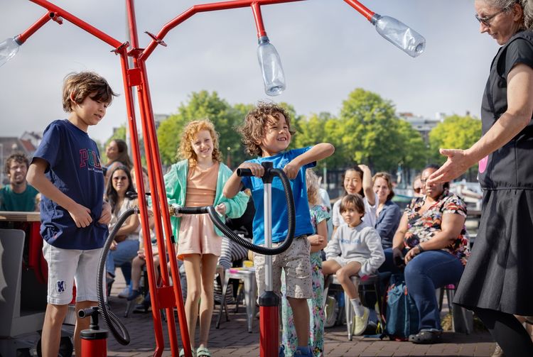 Kind met waterraket