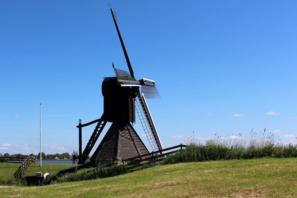 een windmolen aan de dijk in Oudega