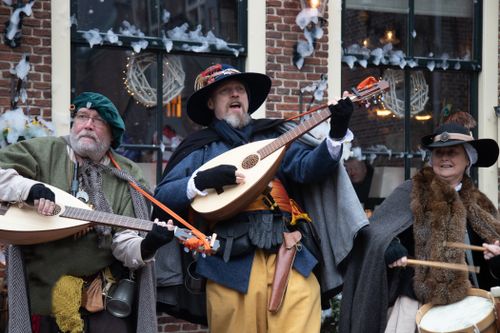 Mensen die muziek aan het spelen zijn op het Midwinterfeest in De Rijp