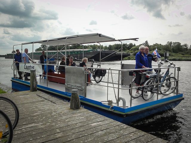 De Oerhaal vertrekt vanaf een steiger aan de Lange Sloot naar de jachthaven van Warten.