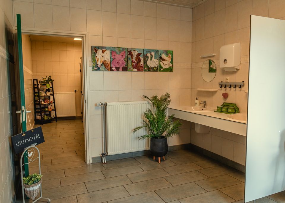 het interieur van het sainitairgebouw van camping le silence met boerderij-accenten