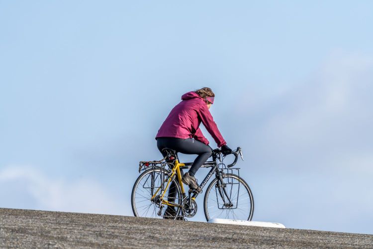 Fietsen over de dijk