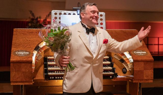 Donald MacKenzie bij het Pierre Palla Concertorgel