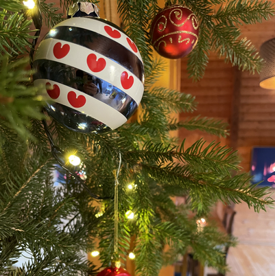 kerstbal met friese vlag in de boom
