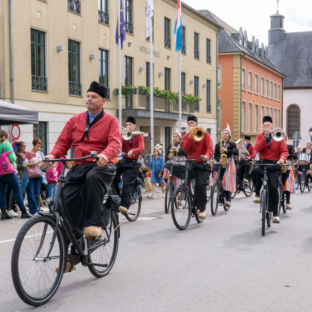Bicycle Showband Crescendo (Opende) doen mee met de Streetparade