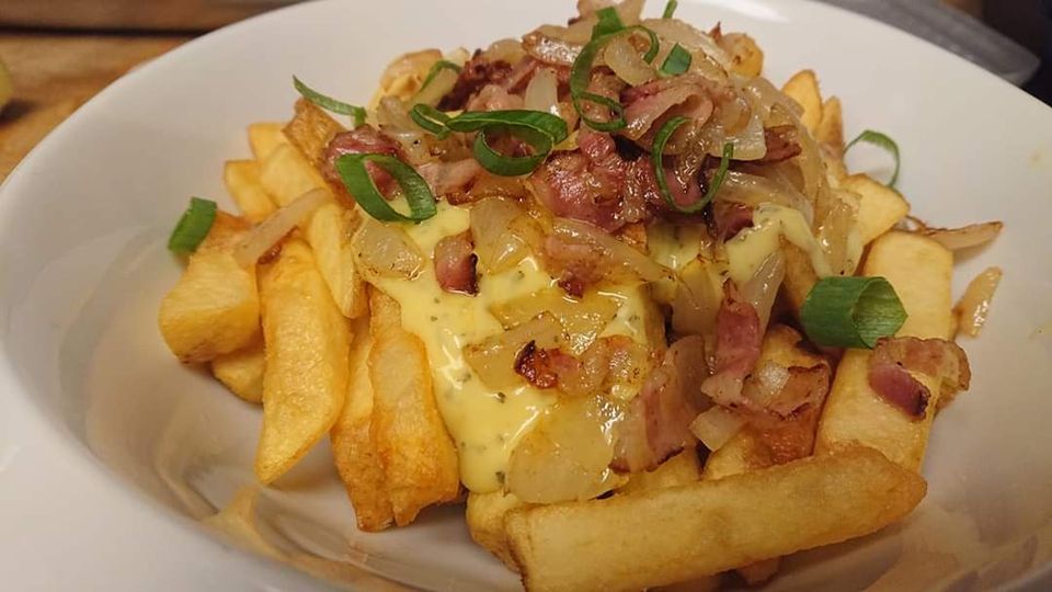 Onze specialiteit: Patat met verschillende Toppings