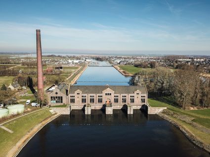 dronebeeld van de achterkant van het woudagemaal en het stroomkanaal