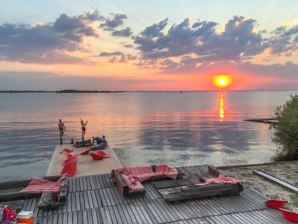 Vanaf Marina Muiderzand in Almere kun je letterlijk alle kanten op: Markermeer en IJsselmeer, de Randmeren, maar ook de Friese meren, het Waddengebied en de Noordzee zijn eenvoudig bereikbaar.