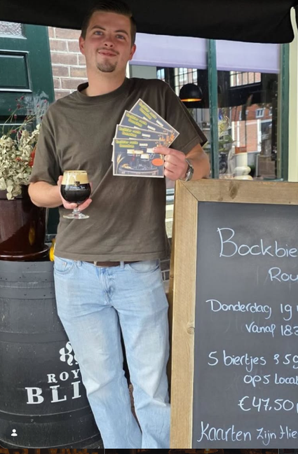 Jongen met bockbier en tickets