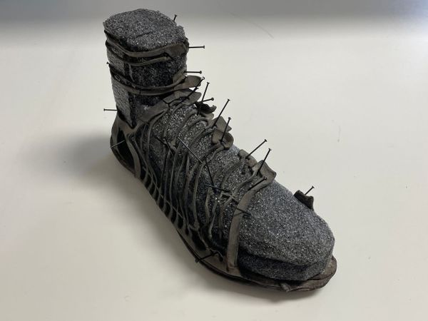 Complete Romeinse leren schoen uit het Romeinse fort van Valkenburg (ZH), datering 47-80 na Chr. - Foto: RMO