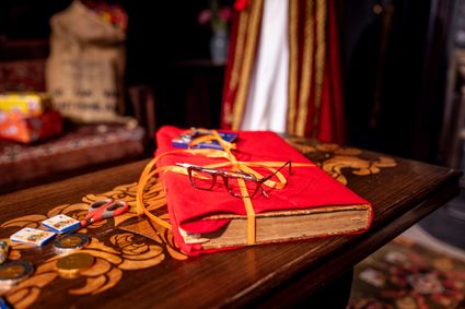 Grote boek van Sinterklaas in de roef van een boeier