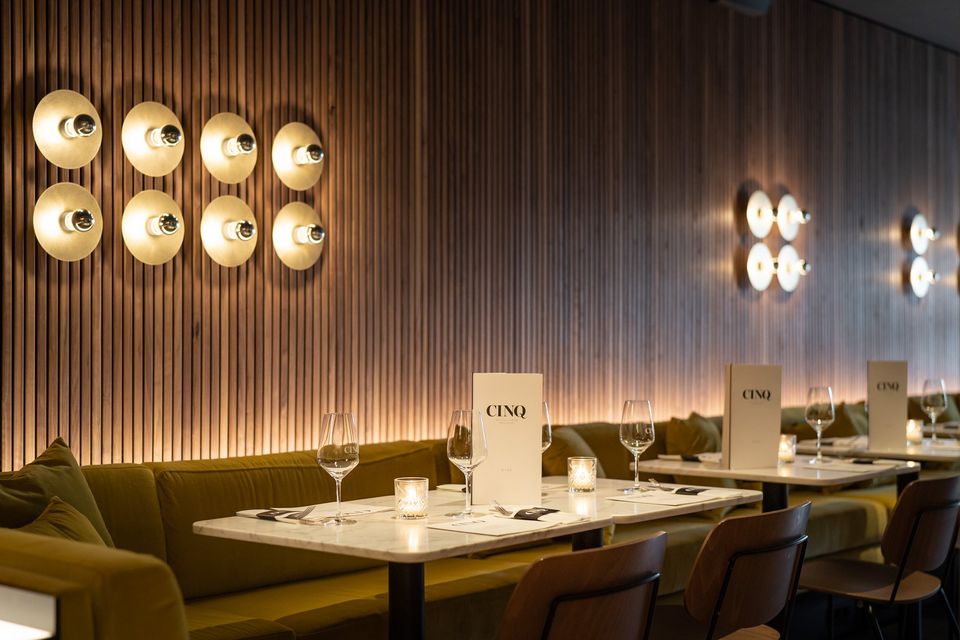 CINQ Maastricht interieur tafels en stoelen