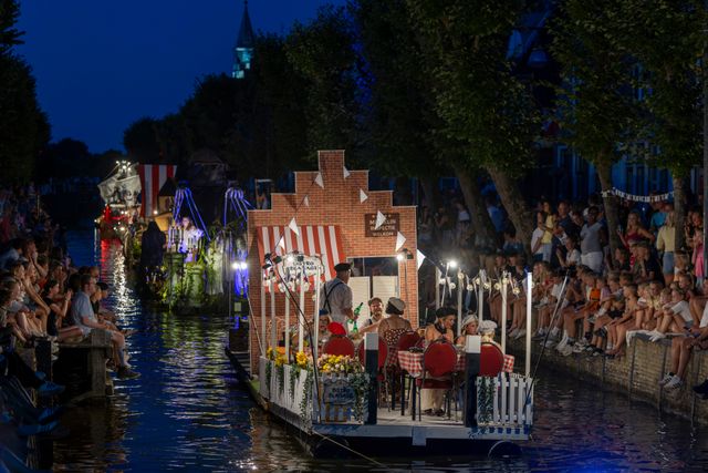 Gondelvaart in de Luts tijdens de feestweek in Balk met meerdere versierde gondels.