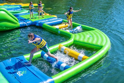 Kinderen rennen over het Aquapark in Sneek