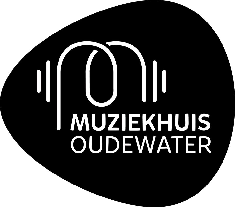 Zwarte achtergrond met wit logo van Muziekhuis Oudewater, Groene Hart.