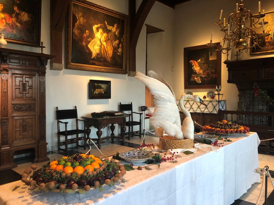 Feestelijk gedekte eettafels in het Muiderslot