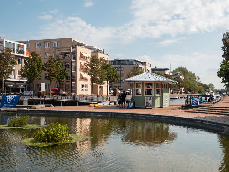 Locatie VVV Katwijk op de kop van de Zwaaikom en Prins Hendrikkade.