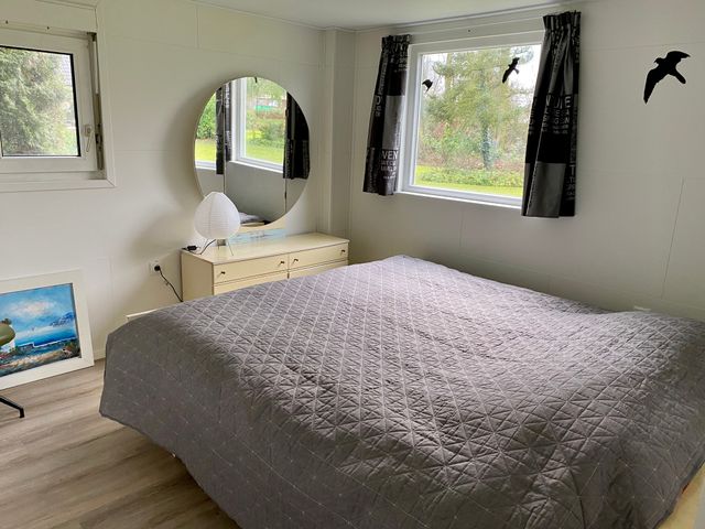 Groot bed. Bedlinnen is inclusief.