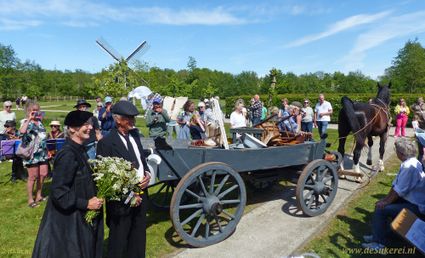 Trouwen over de puthaak bij De Sukerei